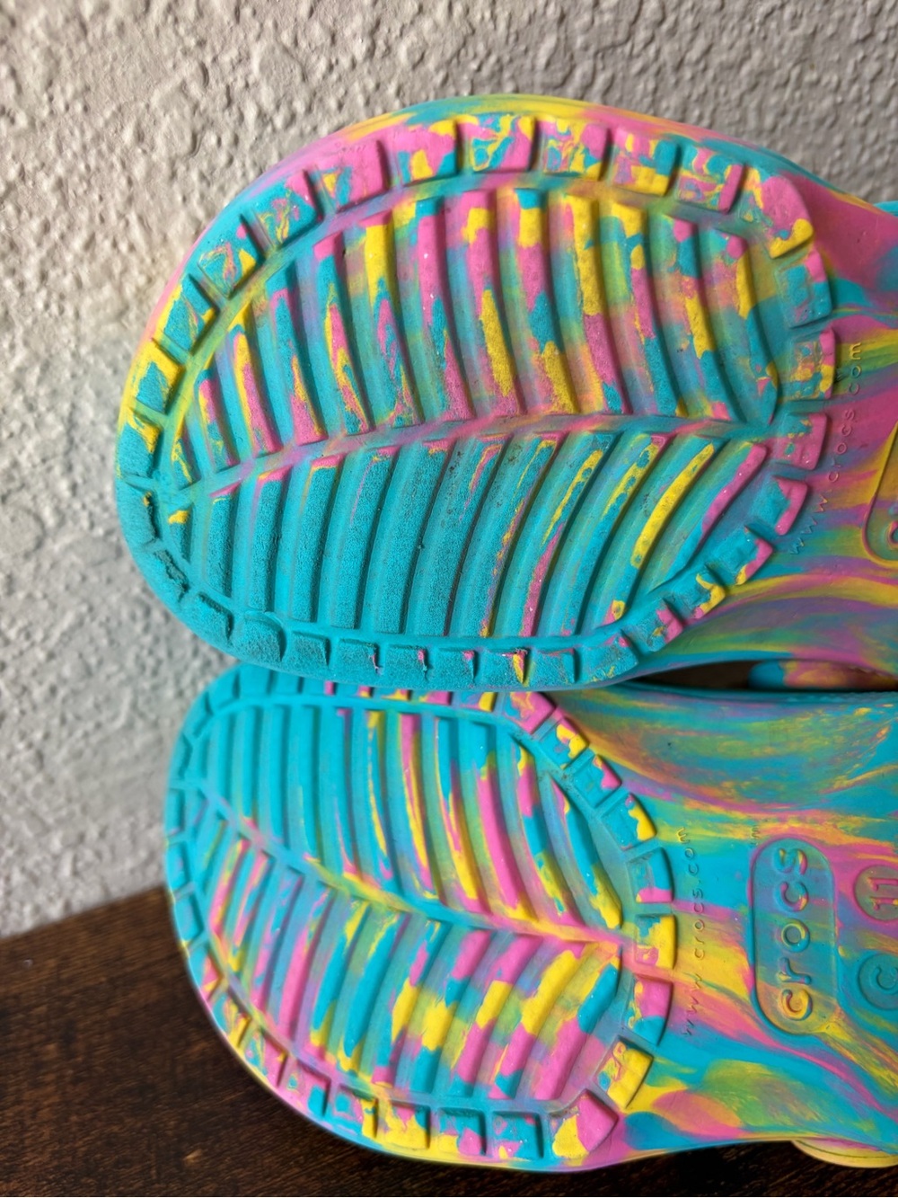 Crocs Girls 11 Classic Marbled Tie Dye Clogs Digital Aqua Multi Unique Charms - Picture 12 of 12